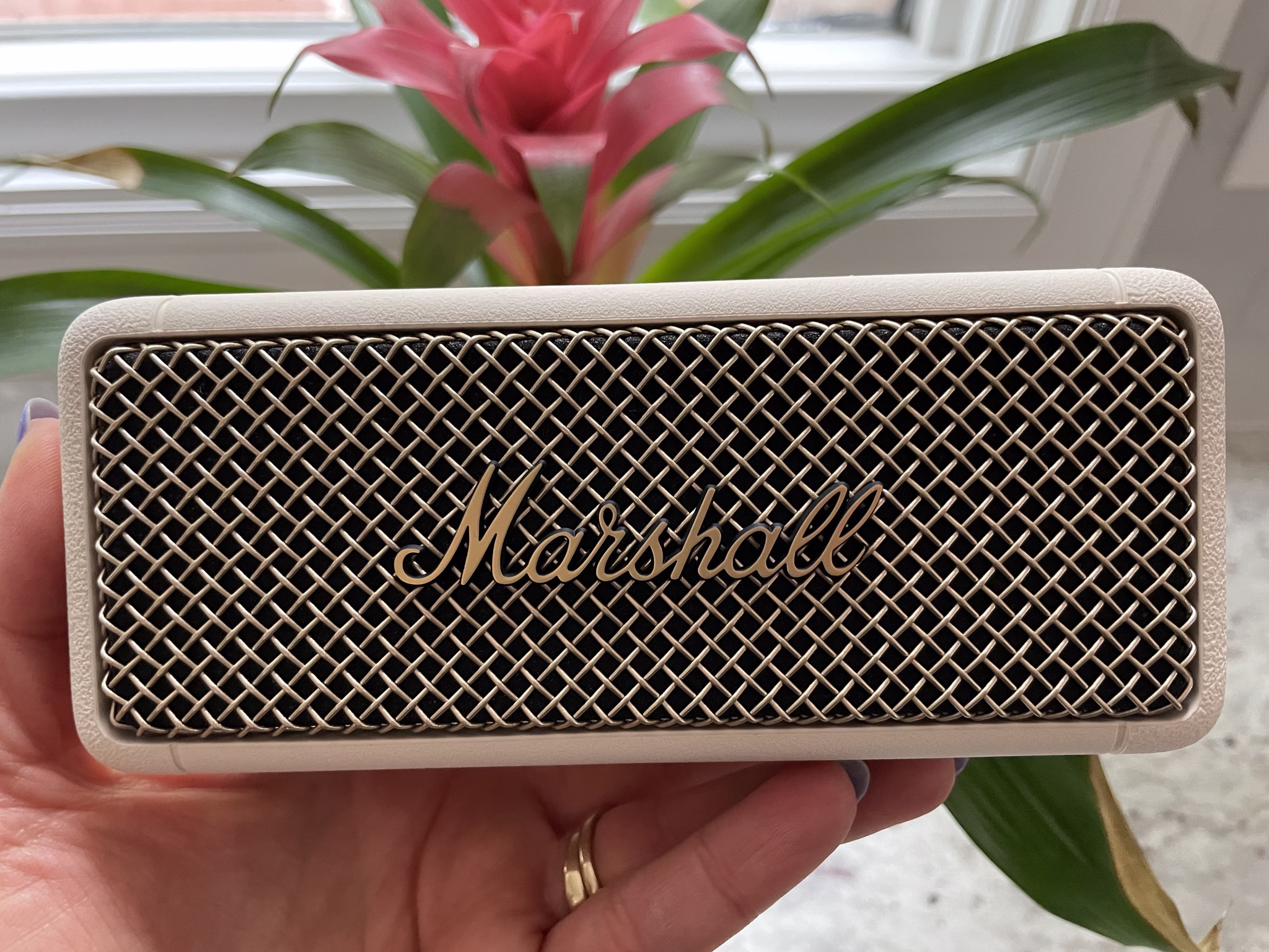 Колонка Marshall Emberton III Cream в жіночій руці